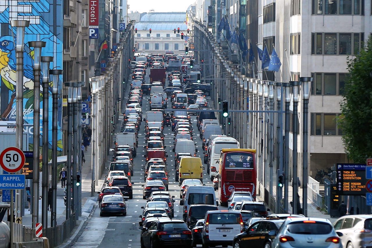 Bruksela chce zakazu jazdy autami spalinowymi