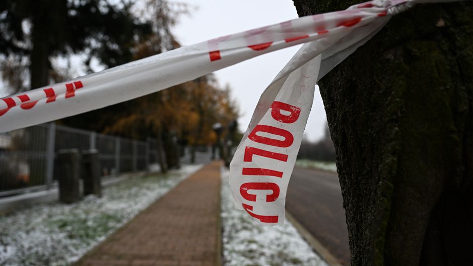 Przewodów, 20.11.2022. Taśma policyjna w okolicy suszarni zbóż w Przewodowie, 20 bm. 15 bm. w gospodarstwo suszarni zbóż uderzyła rakieta. W wyniku eksplozji zginęło dwóch mężczyzn - traktorzysta i kierownik magazynu zbóż. (sko) PAP/Darek Delmanowicz