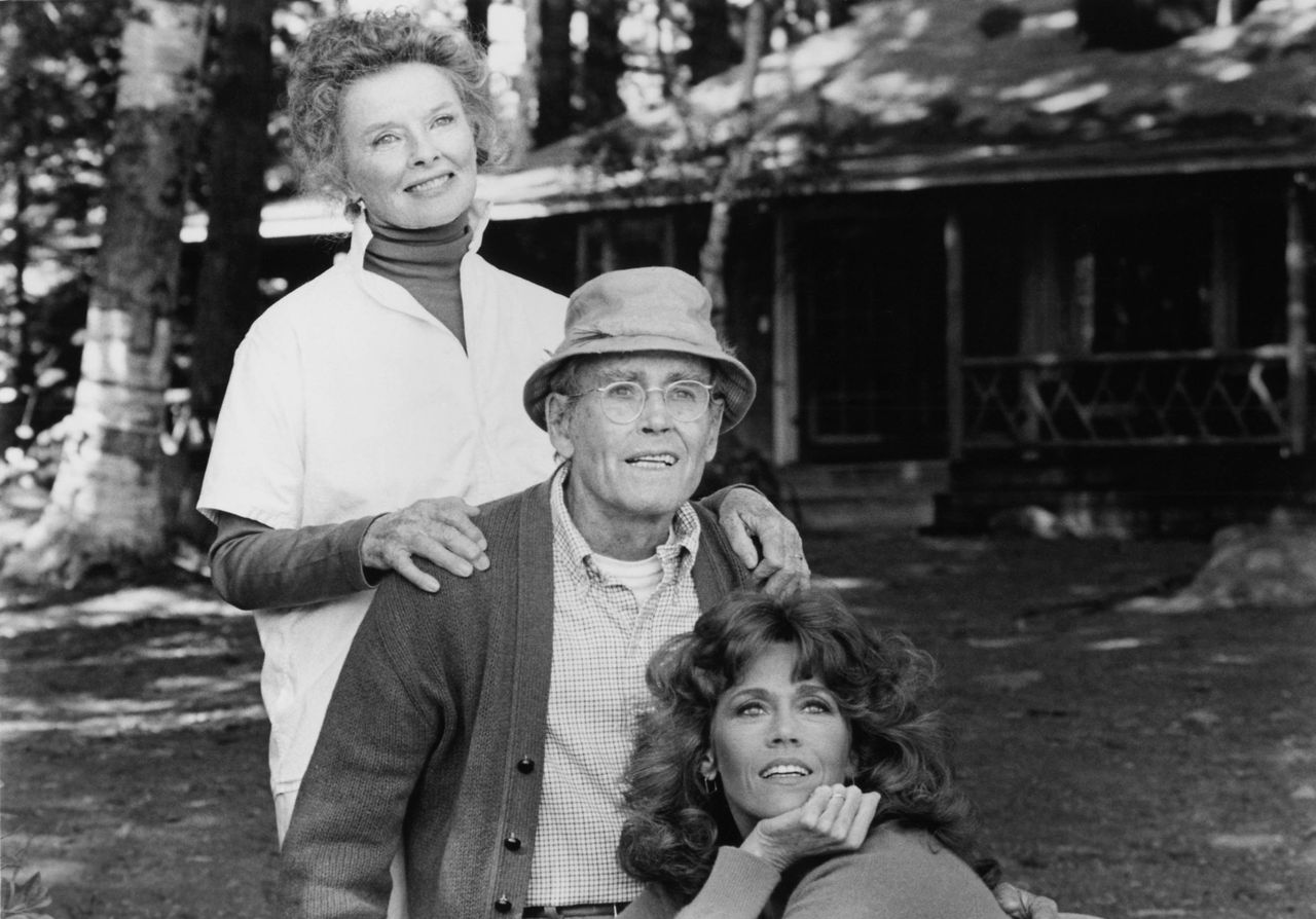 Katharine Hepburn oraz Henry i Jane Fonda w filmie "Nad złotym stawem" z 1981 r.