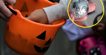 Mama 10-latka z Opola przerażona. To znalazła w cukierku z Halloween