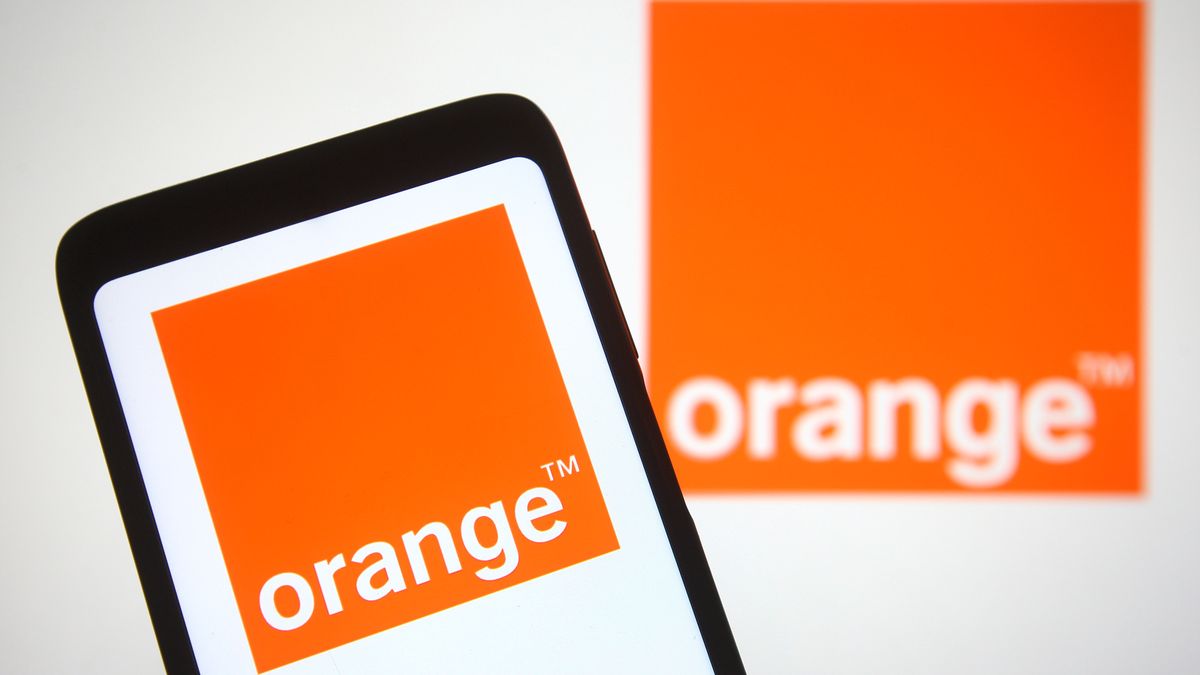 UKRAINE - 2021/05/15: In this photo illustration the Orange S.A. logo of a French multinational telecommunications corporation is seen on a smartphone and a pc screen. (Photo Illustration by Pavlo Gonchar/SOPA Images/LightRocket via Getty Images)