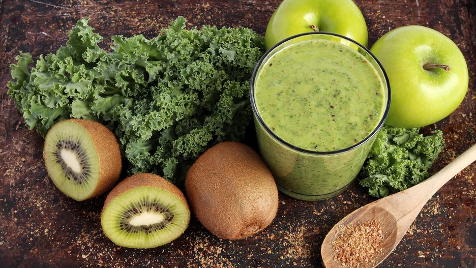 Smoothie z jarmużem, jabłkiem i kiwi