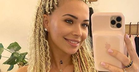 Sandra Kubicka pozuje w bikini i nowej fryzurze. Fanka: "Nie rób tego więcej!"