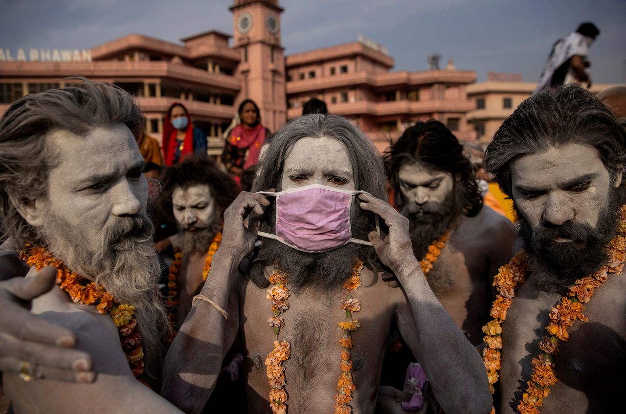 12.04.2021 r., Indie. Naga Sadhu, czyli hinduski przewodnik religijny, zakłada maseczkę ochronną tuż przed procesją wzdłuż Gangesu podczas święta Shahi Snan.