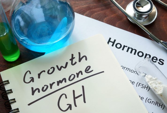Hormon wzrostu jest naturalną substancją produkowaną przez przedni płat przysadki mózgowe.
