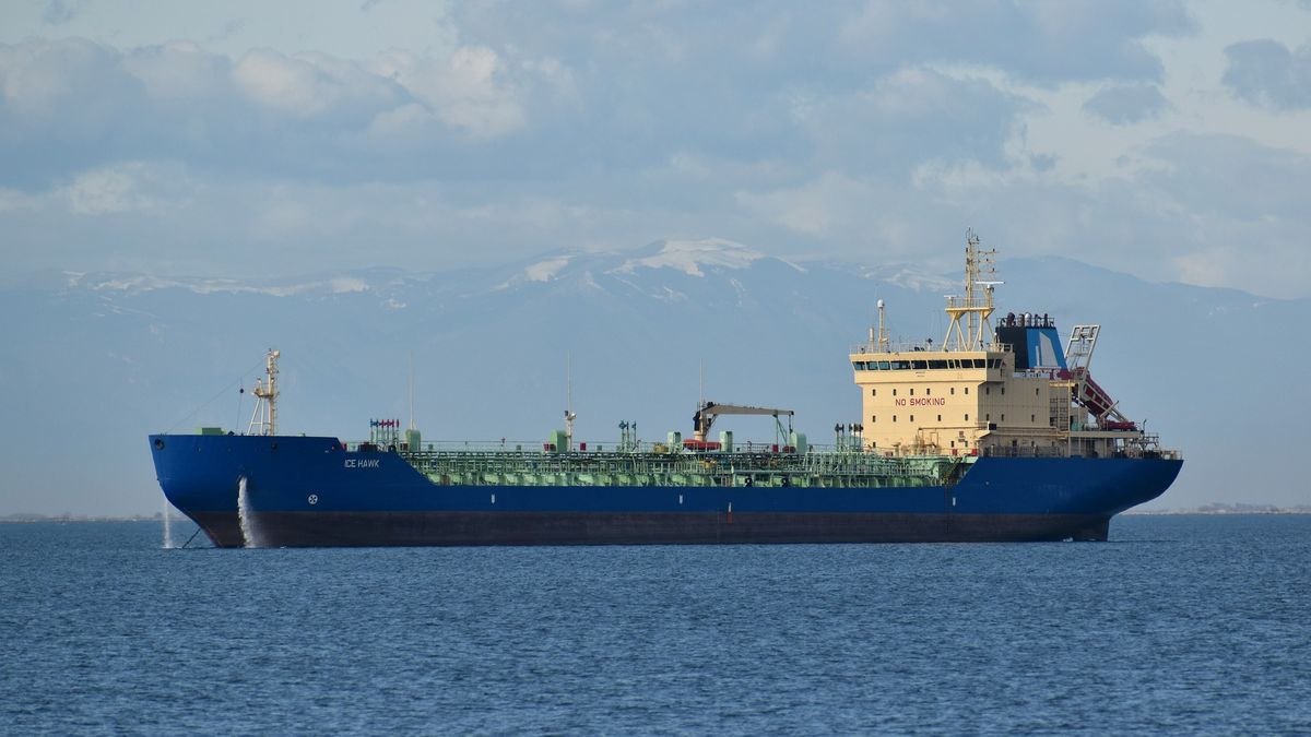 Zatrzymano statek transportujący paliwo lotnicze do Libii