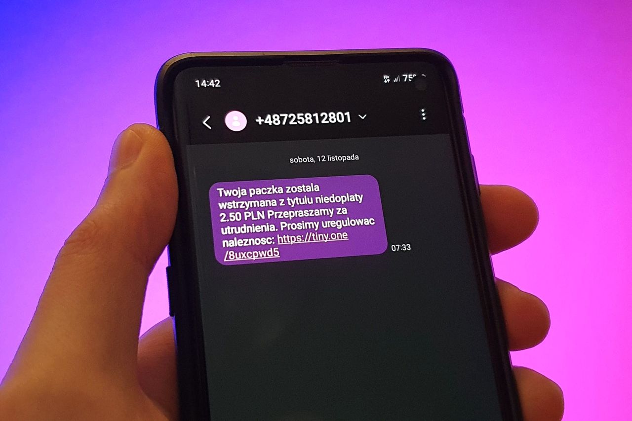 Fałszywy SMS o paczce