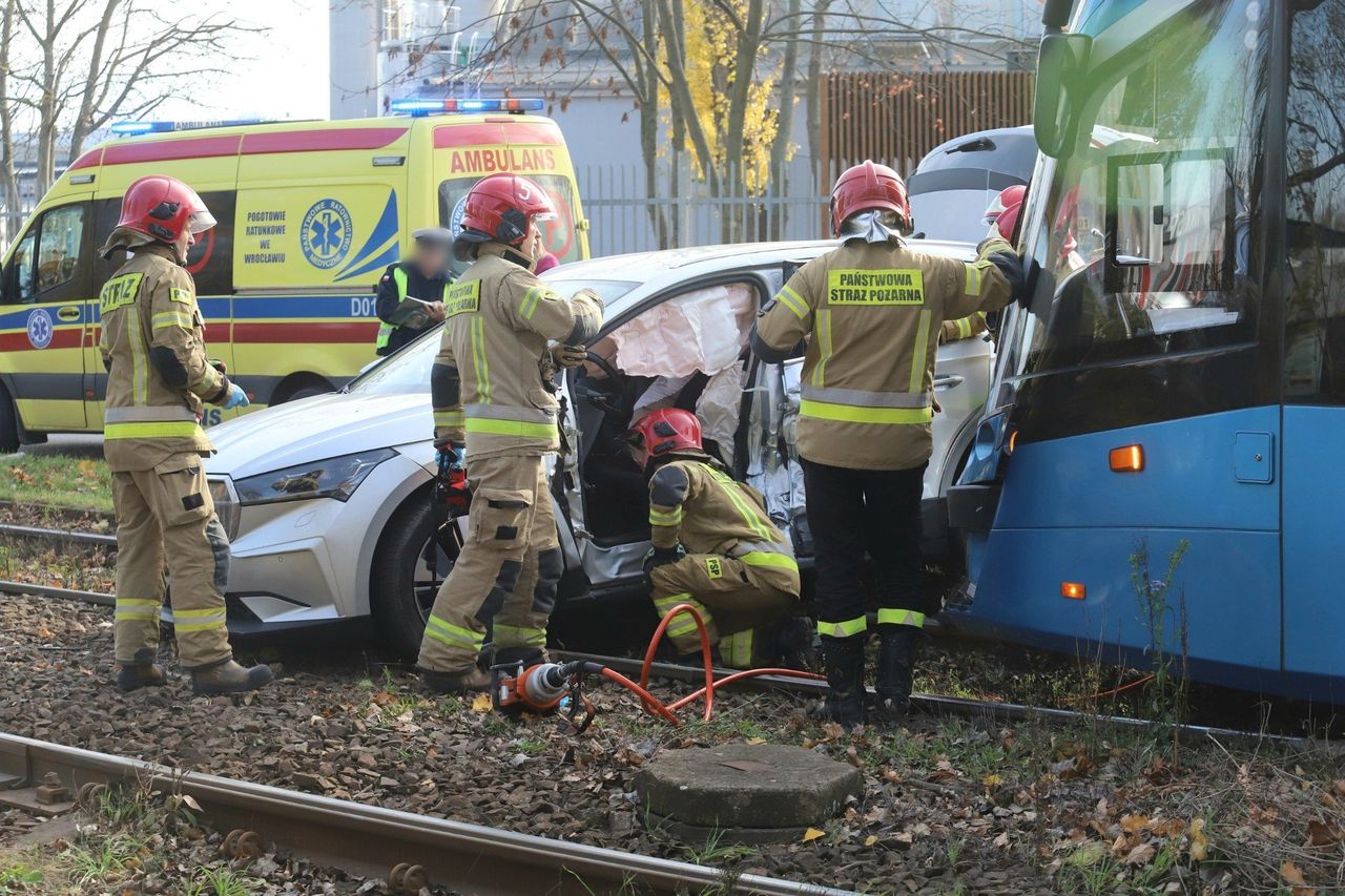 Wrocław: Dwa wypadki samochodów z tramwajami w tym samym czasie