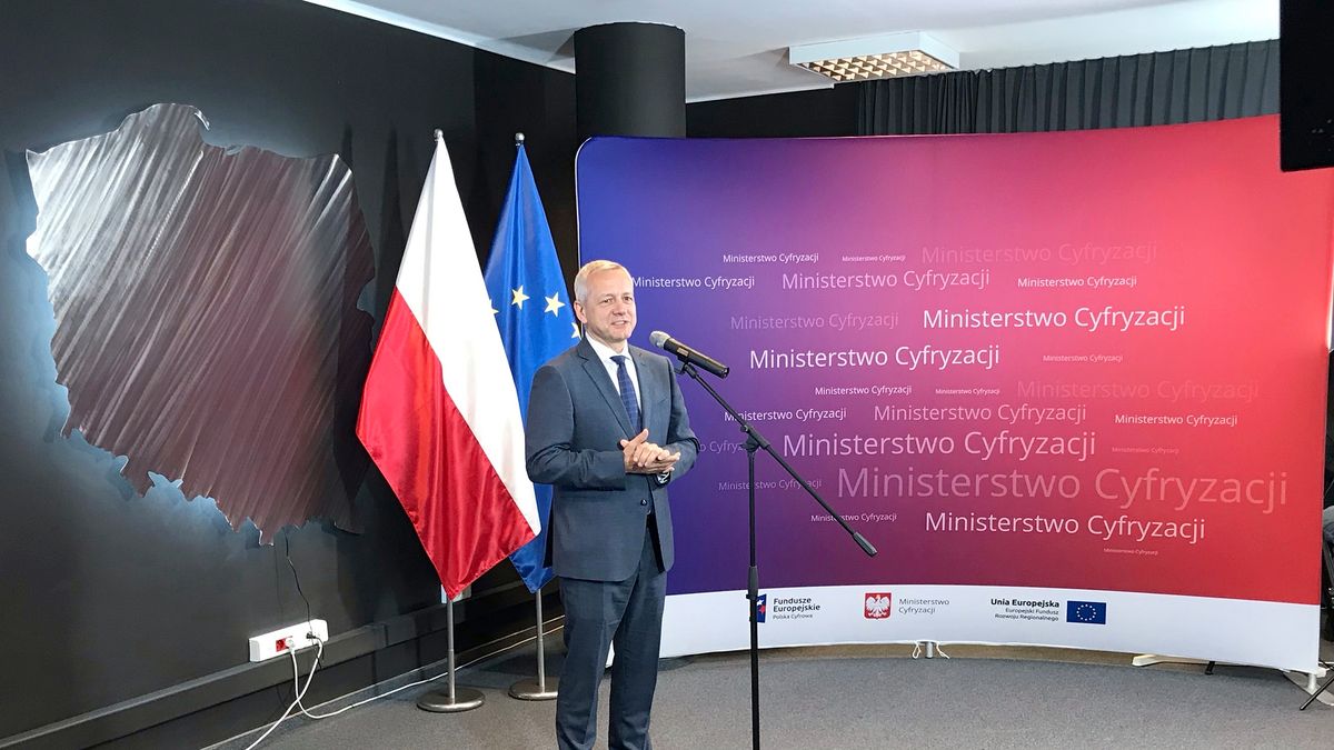 Minister Cyfryzacji Marek Zagórski wyjaśnia niuanse usługi mPojazd oraz informuje o gotowości wprowadzenia elektronicznego prawa jazdy.