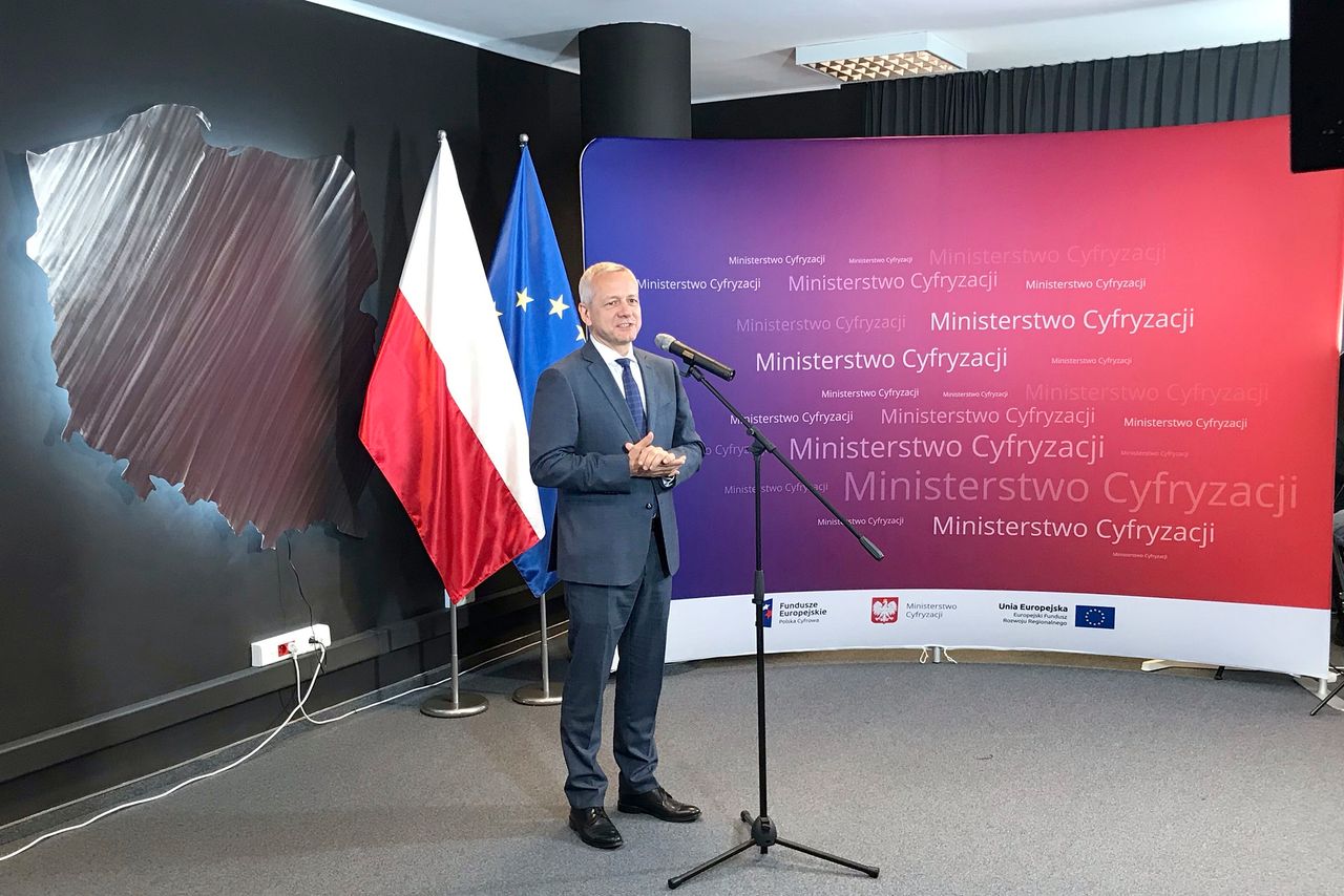 Minister Cyfryzacji Marek Zagórski wyjaśnia niuanse usługi mPojazd oraz informuje o gotowości wprowadzenia elektronicznego prawa jazdy.