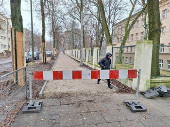 Łódź: Na Praussa zniknęły chodniki. Dzieci do szkoły muszą iść jezdnią