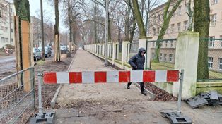 Łódź: Na Praussa zniknęły chodniki. Dzieci do szkoły muszą iść jezdnią