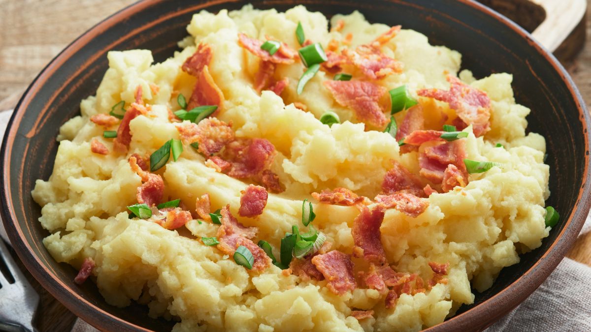 Śląska potrawa z ziemniaków jest obficie okraszona boczkiem