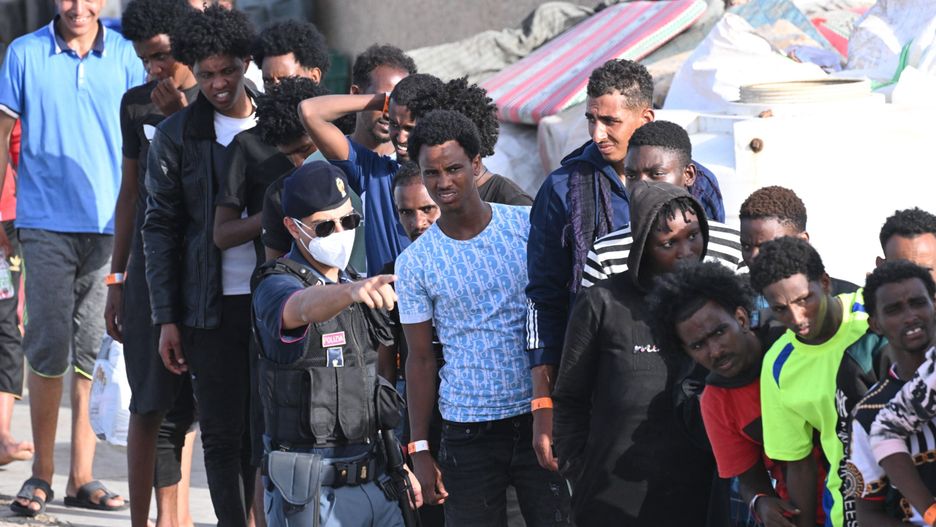 Rescued migrants are shown the direction for further registration procedures after arriving in the port of Lampedusa, 18 September 2023. More than 1,000 migrants remain in the hotspots of Lampedusa where they await transfer. Italian Deputy Premier and Foreign Minister Antonio Tajani on 15 September called for the intervention of the United Nations in response to the significant increase in the arrival of migrants and refugees by sea to Italy in recent days. EPA/CIRO FUSCO Dostawca: PAP/EPA.