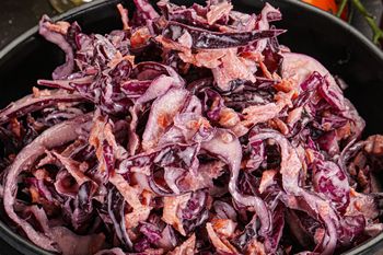 Ścieram na tarce i dodaję do kapusty. Nawet colesław wypada przy niej blado