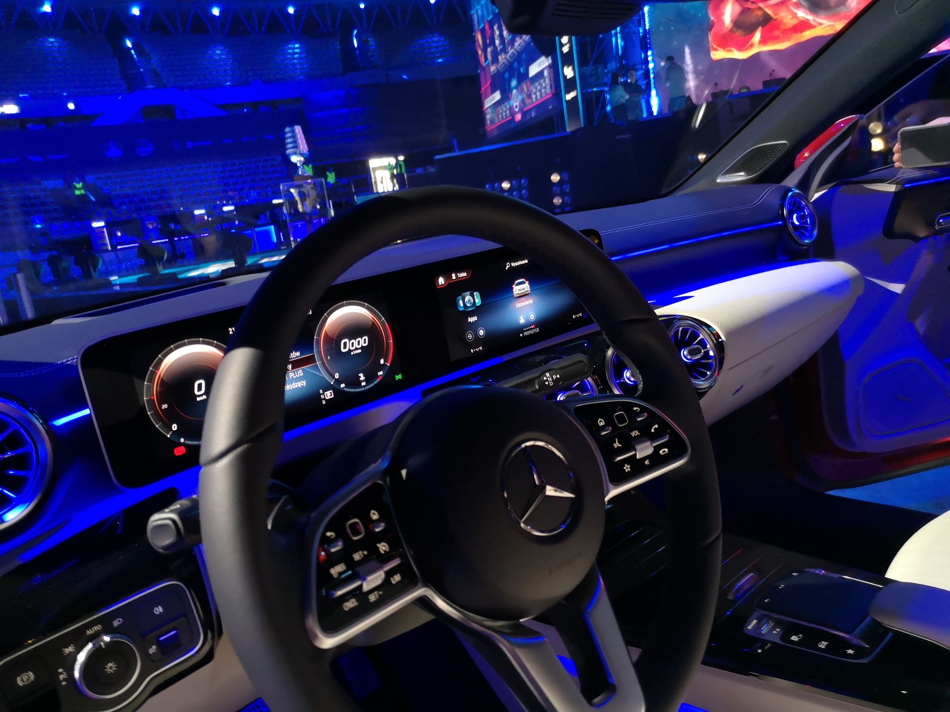 Nowoczesne wnętrze CLA Coupé. Za kierownicą dwa duże ekrany do obsługi systemu multimedialnego.