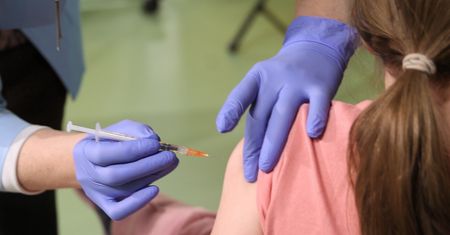 Polacy o obowiązkowym szczepieniu przeciw COVID-19. Rośnie liczba jego zwolenników