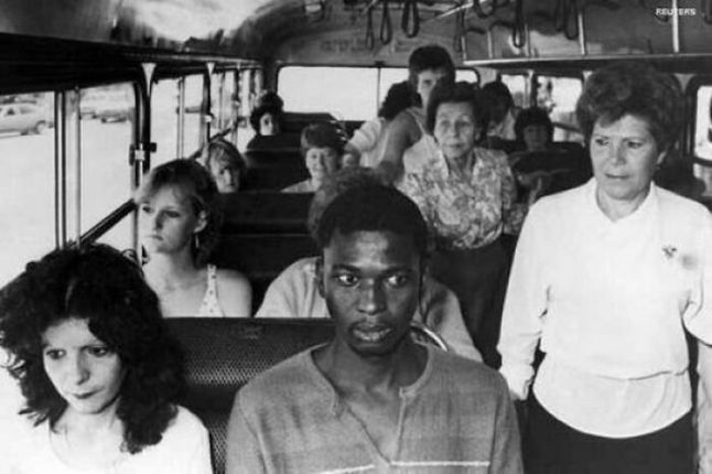 Mężczyzna jadący autobusem przeznaczonym tylko dla białych na znak protestu wobec apartheidu w RPA (1986).