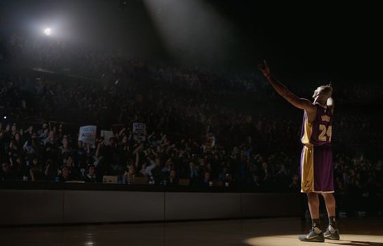 Kobe Bryant odchodzi z NBA. W reklamie Nike dyryguje chórem hejterów