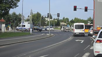 Kolizja trzech pojazdów w Luboniu sparaliżowała poranny ruch