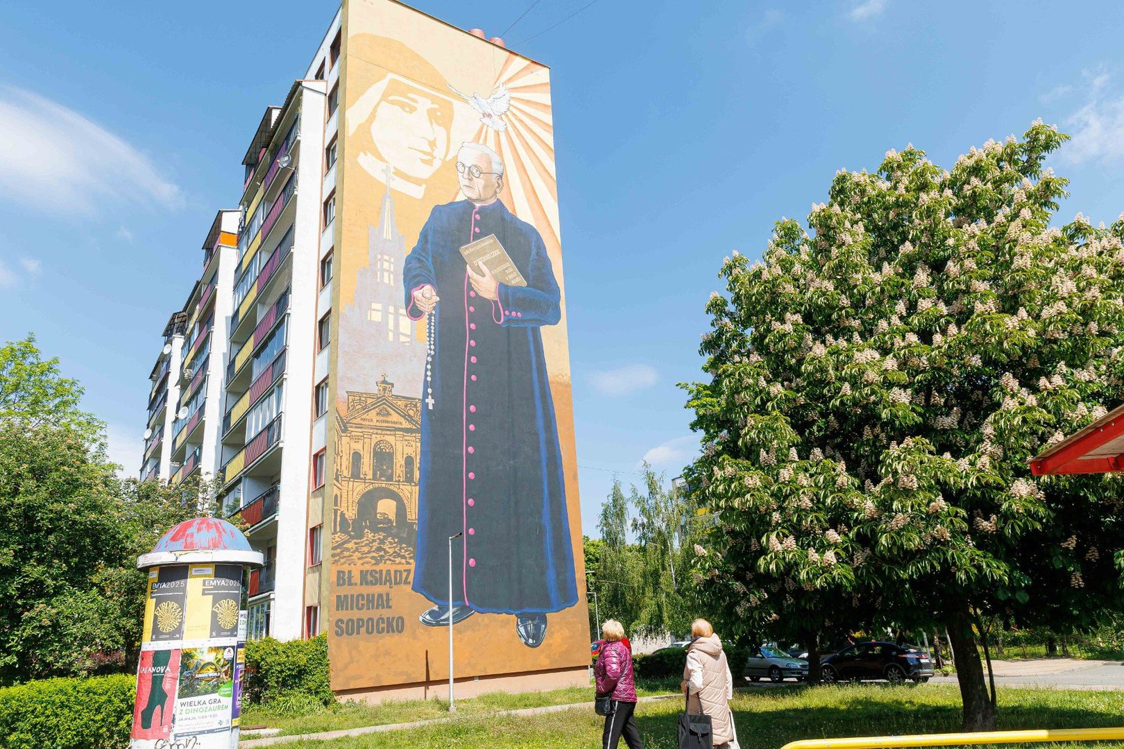 Mural z księdzem Michałem Sopoćką na osiedlu Białostoczek jak nowy