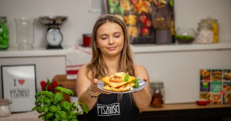 Złam klasyczny przepis. Zrób "odwróconą tartę" z pomidorami i mozzarellą