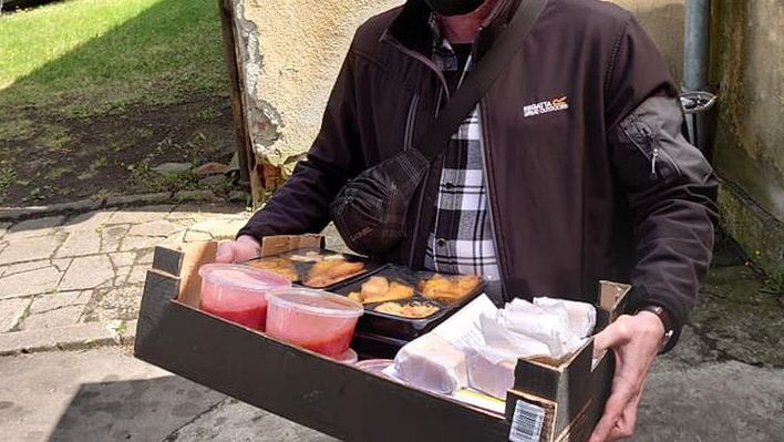 Warszawa. Wolontariusze akcji "Senior w koronie" proszą o wsparcie