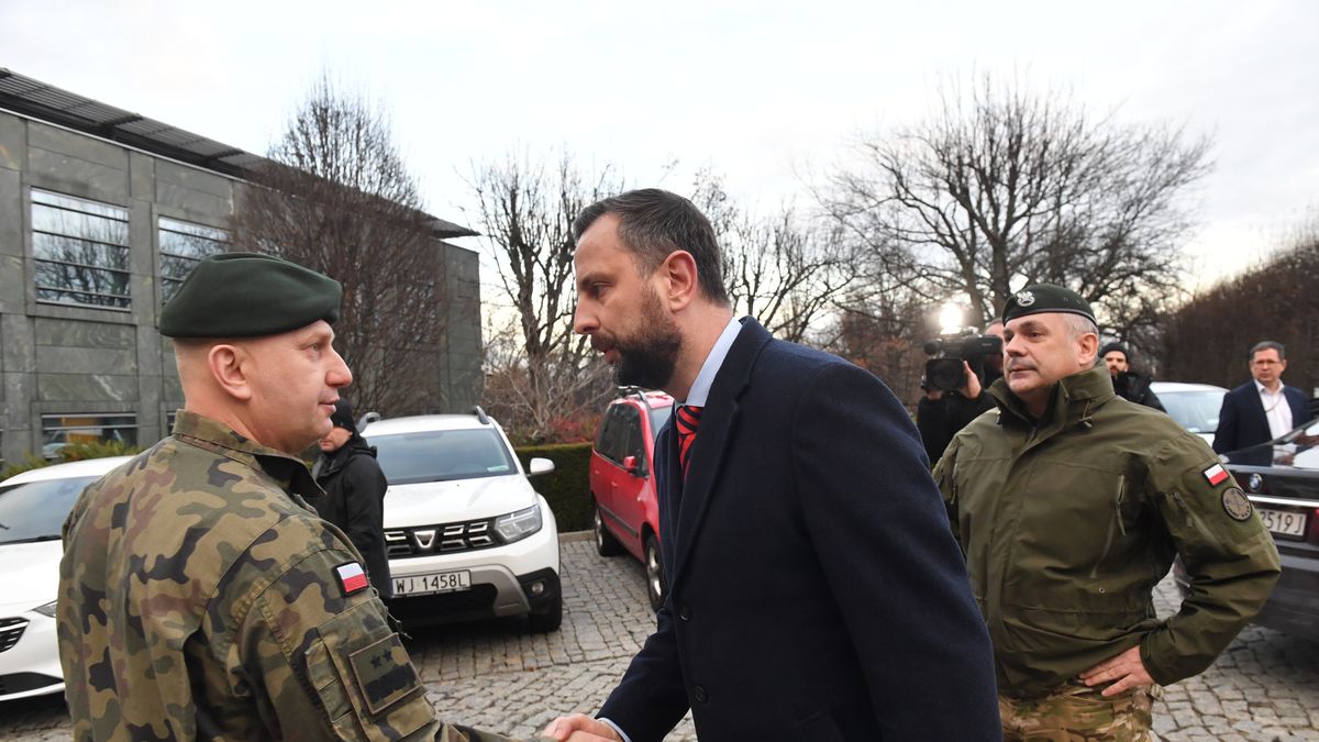 Minister obrony narodowej Władysław Kosiniak-Kamysz, szef Wojsk Obrony Terytorialnej gen. Maciej Klisz (L) oraz szef Sztabu Generalnego Wojska Polskiego gen. Wiesław Kukuła  po zakończeniu spotkania w Biurze Bezpieczeństwa Narodowego w Warszawie