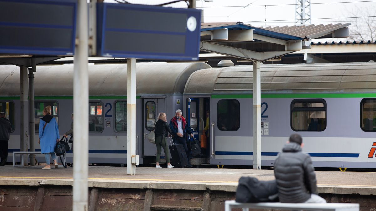 pociąg kolej przystanek pasażerowie pasażer pociągi pkp peron podróż