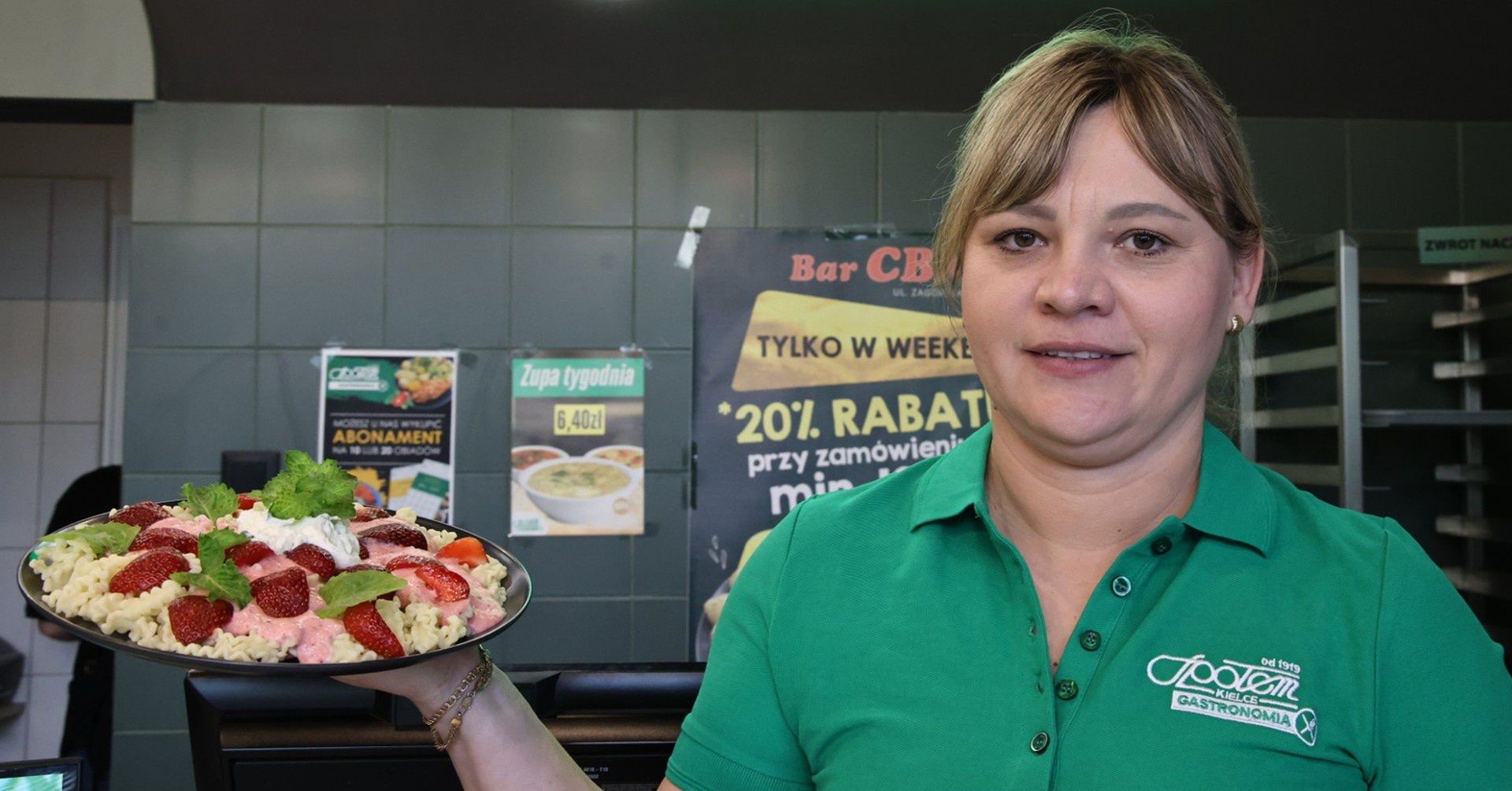 Na zdjęciu kierownik Centralnego Baru Mlecznego przy ulicy Zagórskiej 62 w Kielcach - Iwona Kołomańska. Jak przyznaje, jest pozytywnie zaskoczona odzewem gości lokalu na ulubione danie Igi Świątek.