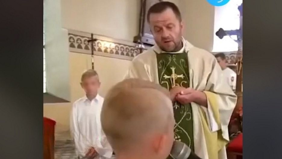 Ksiądz i jego reakcja w kościele