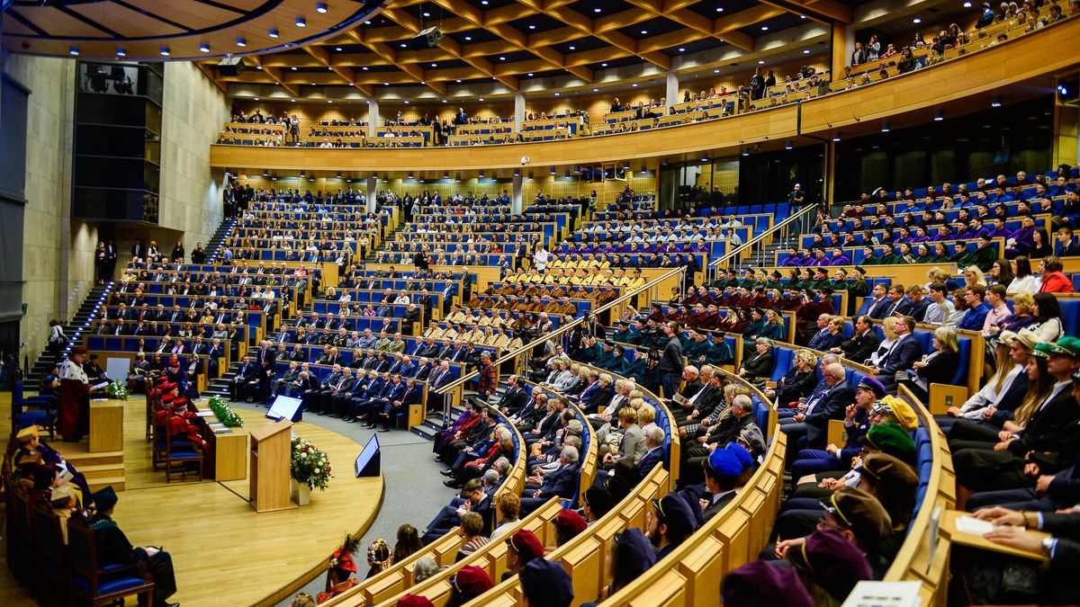 Wyniki matur otwierają drogę na studia. Na zdjęciu rozpoczęcie roku akademickiego na Uniwersytecie Jagiellońskim (Photo by Omar Marques/SOPA Images/LightRocket via Getty Images)
SOPA Images
Cracow, 655th, opening, academic, year, Jagiellonian University, education, research, oldest university, Master degrees, PHD, doctoral studies, Coimbra group