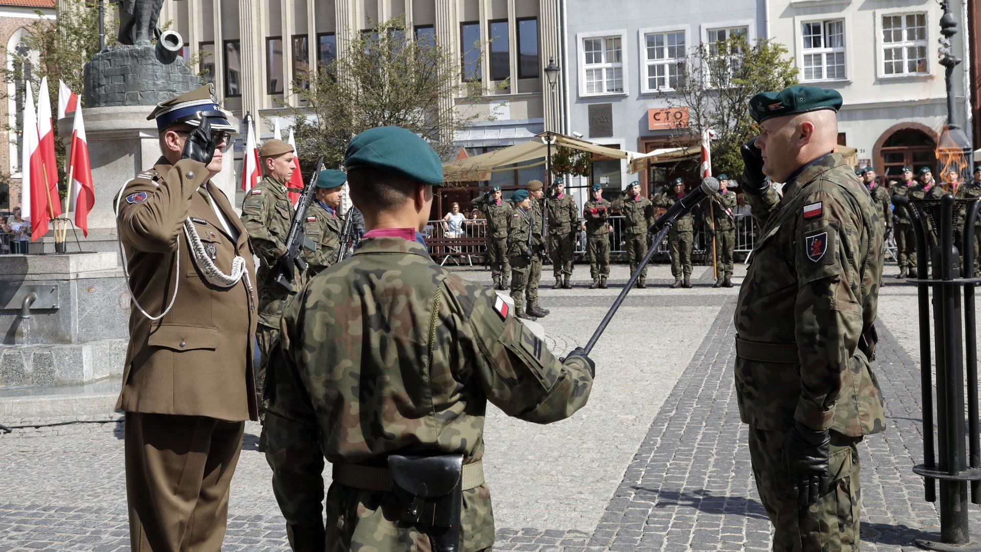 Uroczysty wojskowy apel na grudziądzkim rynku