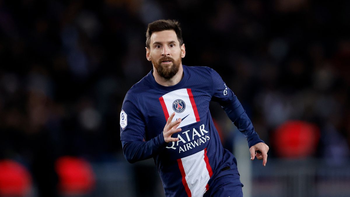 PARIS, FRANCE - JANUARY 11: Lionel Messi of Paris Saint Germain  during the French League 1  match between Paris Saint Germain v Angers at the Parc des Princes on January 11, 2023 in Paris France (Photo by Rico Brouwer/Soccrates/Getty Images)