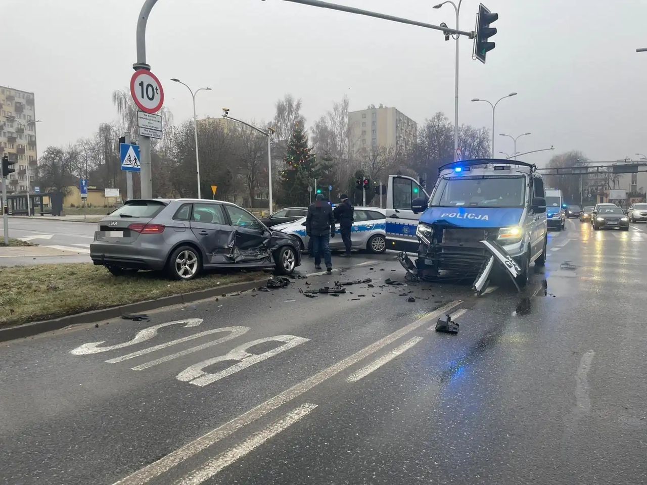 Kolizja policyjnego busa i audi