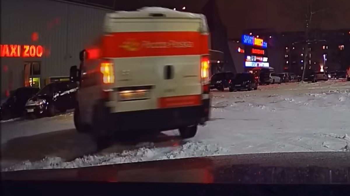 Kurier wpadł w poślizg