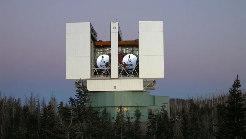 Teleskop lornetkowy.