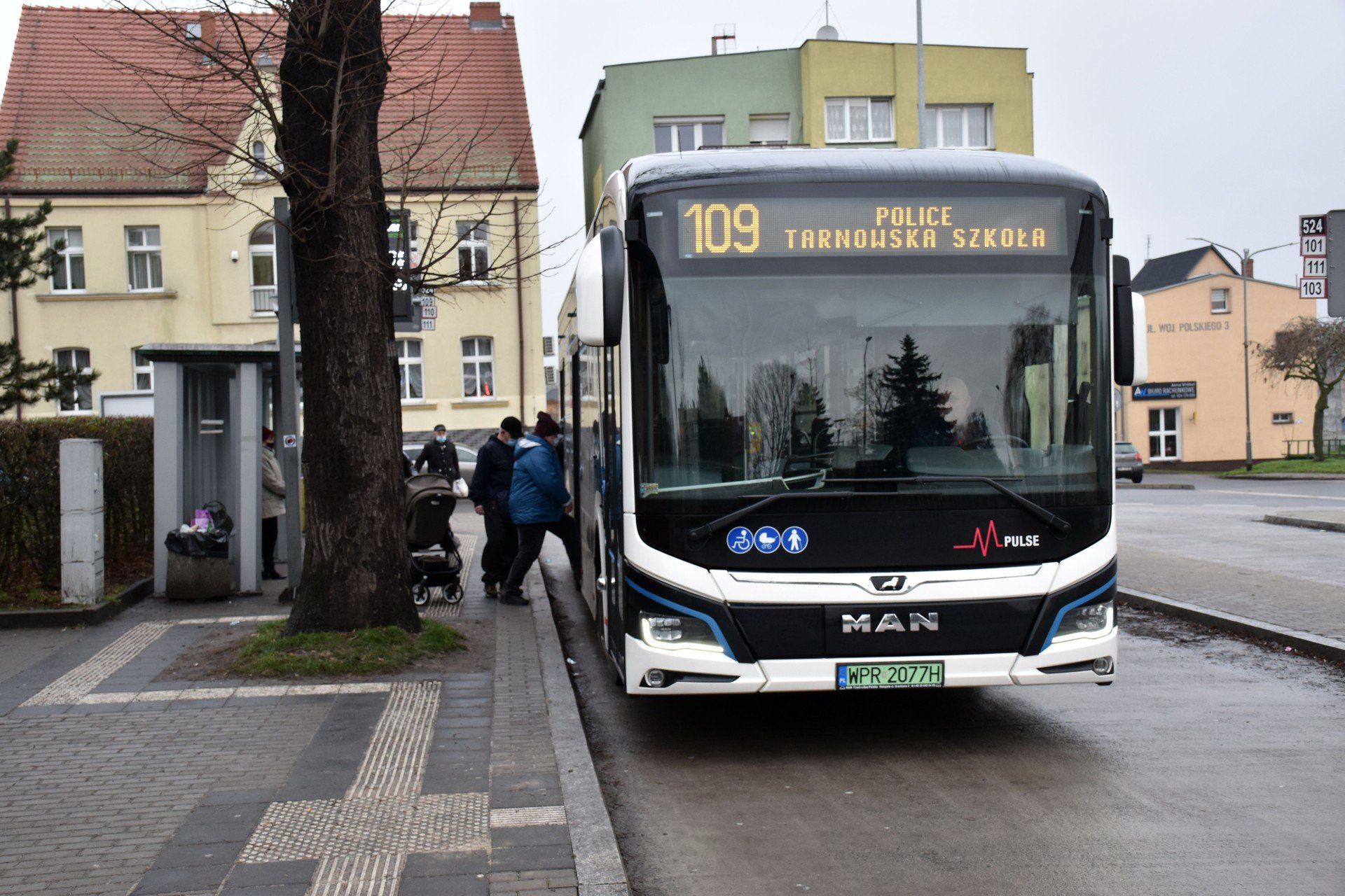 W grudniu 2021 roku na ulicach Polic był testowany elektrobus. To produkowany seryjnie od października 2020 w fabryce MAN Bus w Starachowicach autobus miejski man Lion&#39; s City E z napędem elektrycznym. W przyszłym roku SPPK chce ogłosić przetarg na zakup pięciu autobusów elektrycznych
