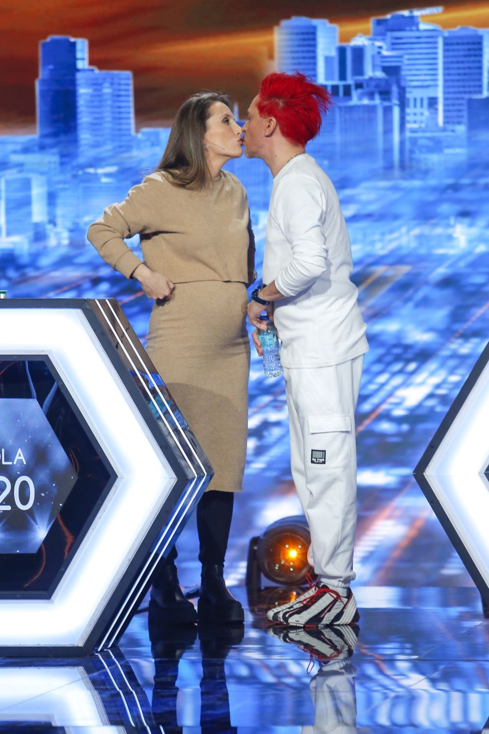 Pola Wiśniewska eksponuje ciążowy brzuszek podczas starcia z Michałem Wiśniewskim i Fabienne w "Jaka to melodia?"
