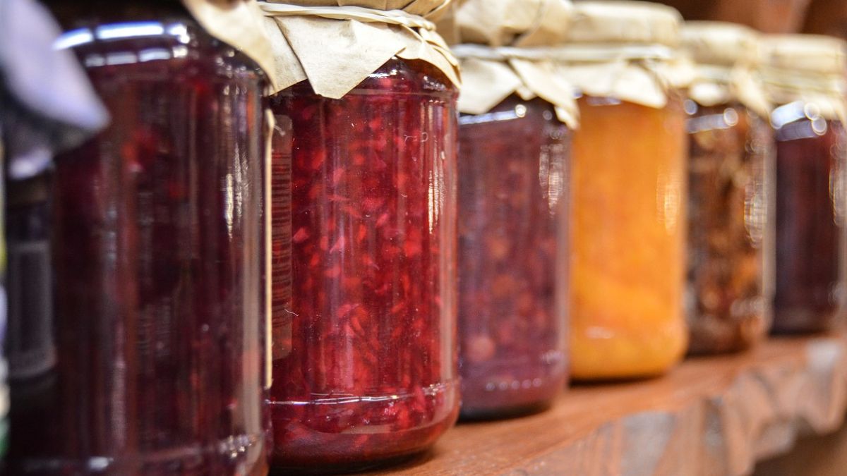 Na półce z przetworami na zimę powinna znaleźć się sałatka warzywna