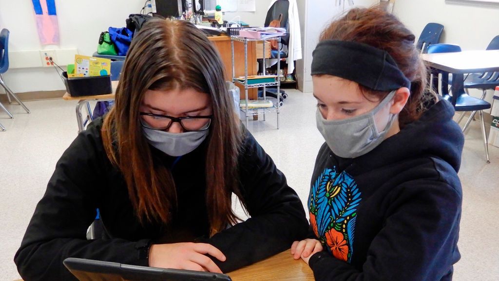 Kiedy starsi uczniowie wrócą do szkół?