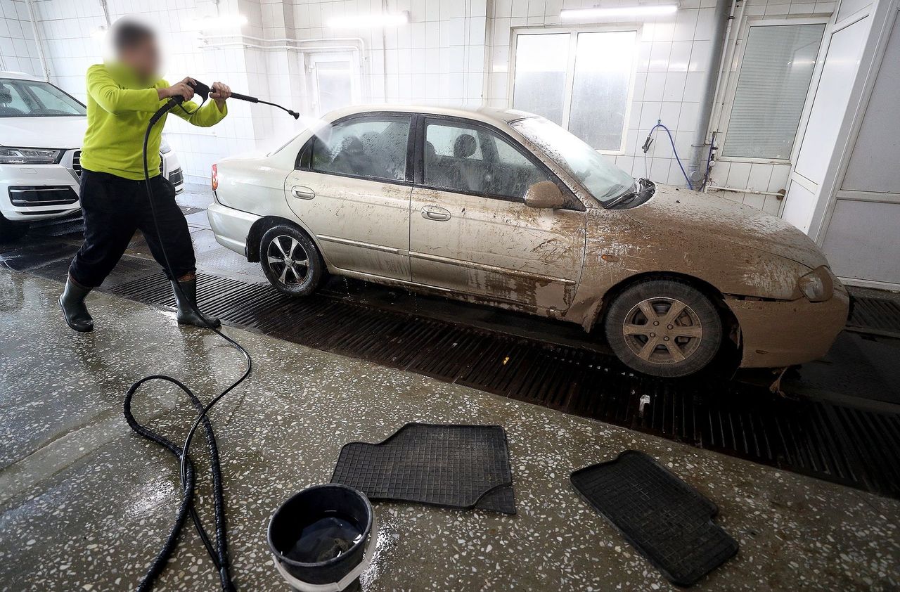 Podczas mycia auta można zużyć nawet ponad 400 litrów wody