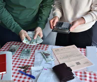 Przyniósł 50 tys. zł w plecaku. Oto jak Polacy spłacają długi