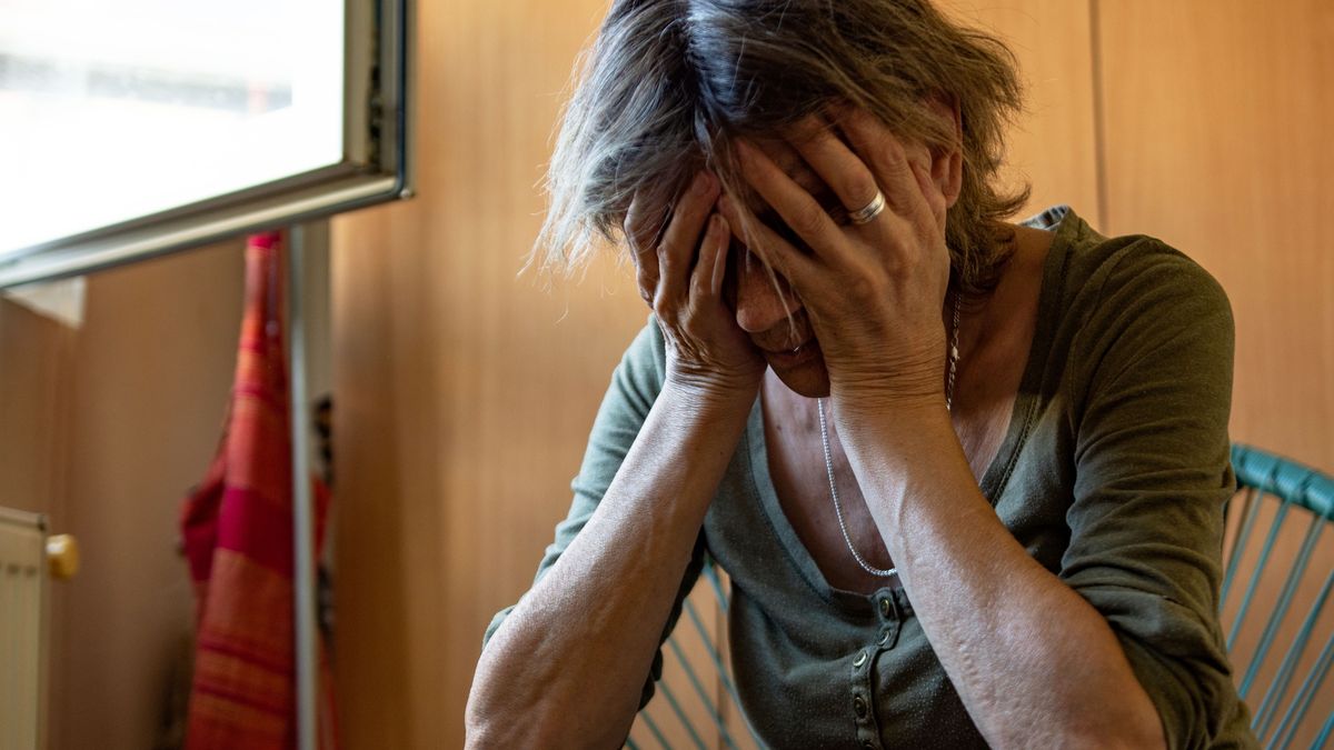 Depressed woman with in hands
Depressed woman with in hands
Gorica Poturak