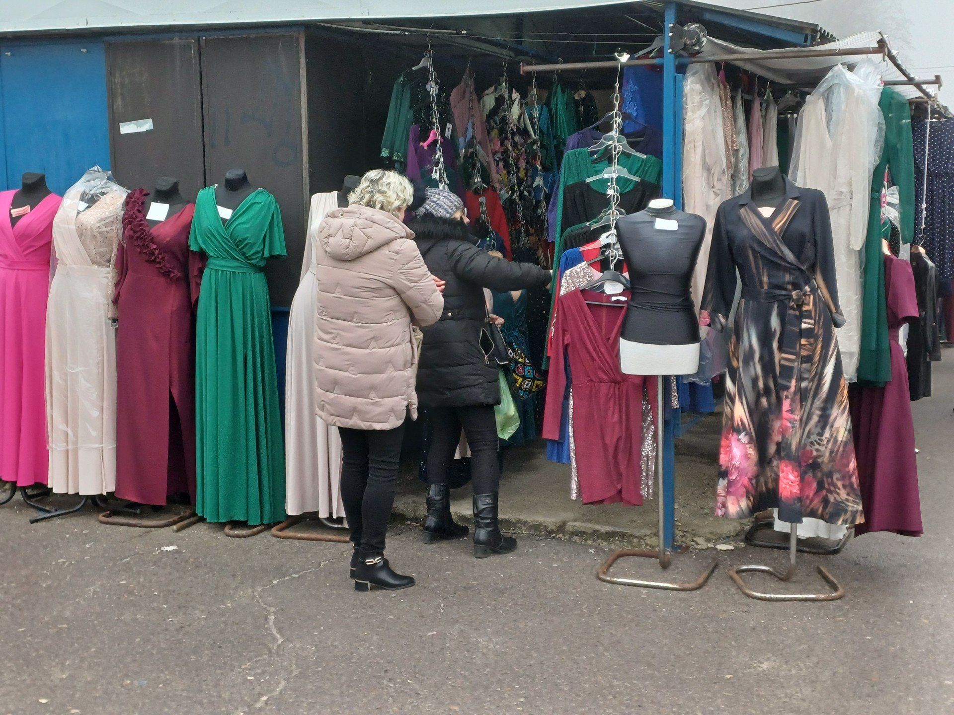 Panie chętnie oglądały piękne sukienki