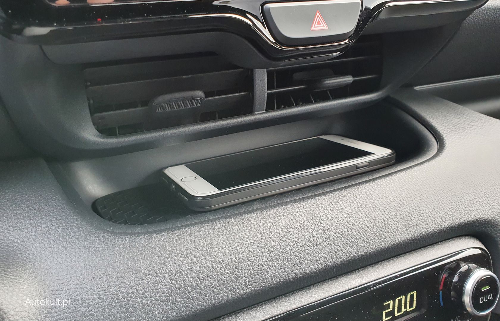 W czasach, kiedy smartfon stał się niemal elementem pojazdu, coraz trudniej znaleźć wygodne miejsce na jego przechowywanie i ładowanie. W Yarisie nie ma z tym najmniejszych problemów.