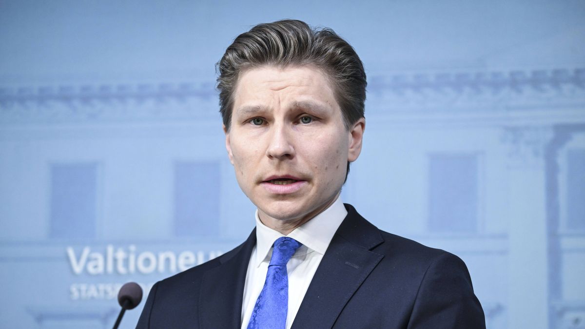 Finnish government begins preparations to increase national defense spending
epa12003101 Finnish Defense Minister Antti Hakkanen addresses a press conference in Helsinki, Finland, 01 April 2025, announcing the government's preparations to withdraw from the Ottawa Convention and increase national defense expenditure.  EPA/KIMMO BRANDT 
Dostawca: PAP/EPA.
KIMMO BRANDT
Finnish government, Ottawa Convention withdrawal, national defense, defense spending