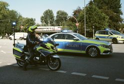 Dramatyczny wypadek w Niemczech. SUV wbił się w dach stodoły