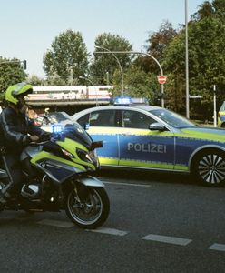 Dramatyczny wypadek w Niemczech. SUV wbił się w dach stodoły
