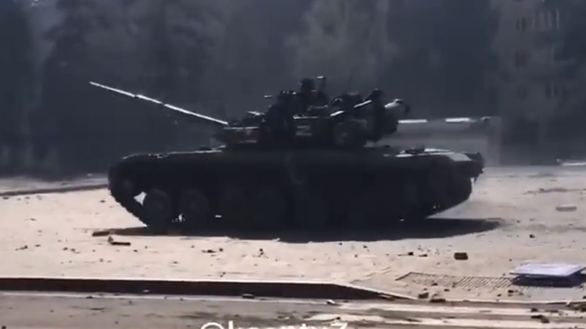 Rosyjski czołg niszczy centrum ukraińskiego miasta 